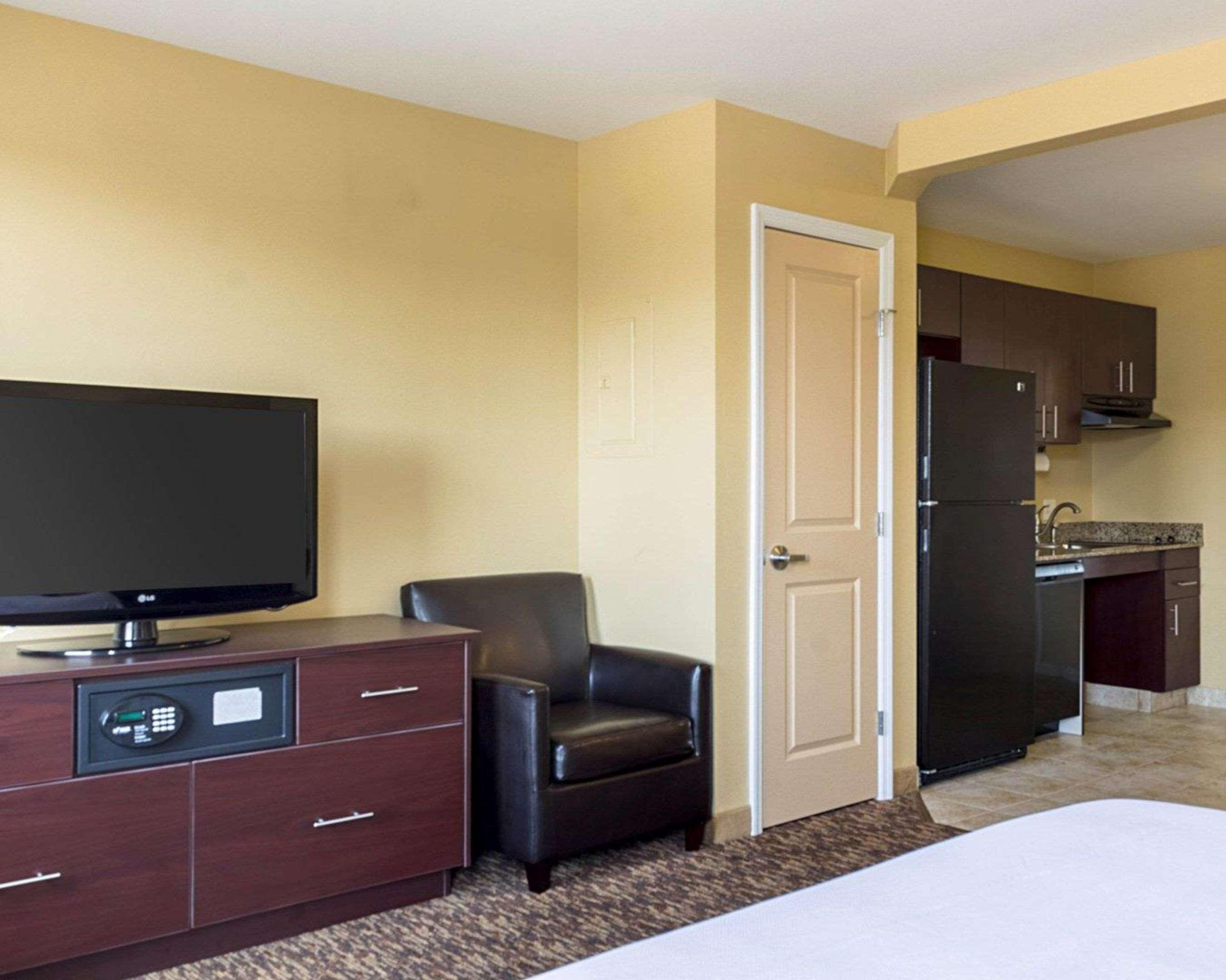 เมนสเตย์ สวีทส์ Hotel ไมน็อท ภายนอก รูปภาพ