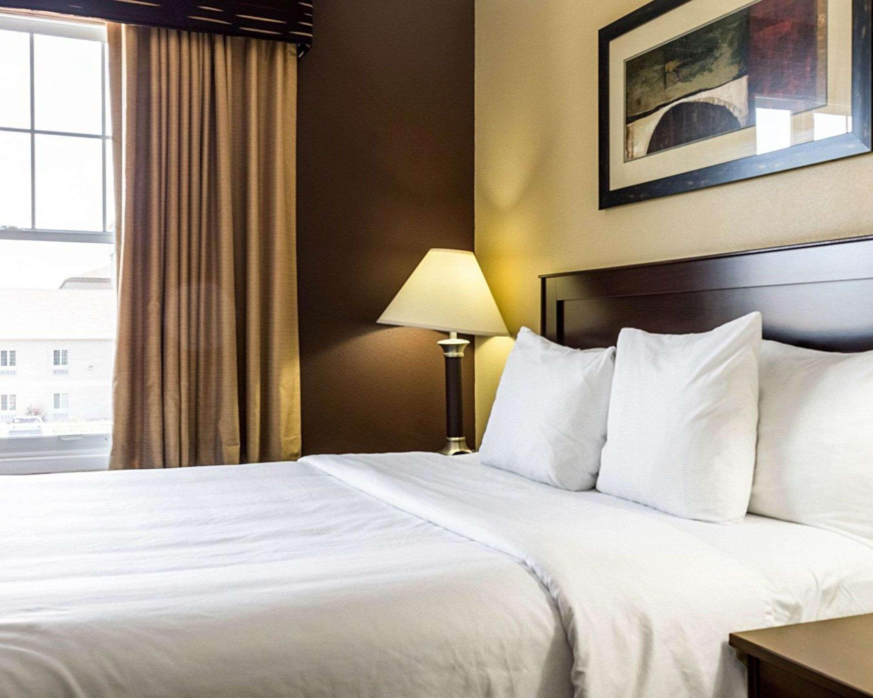 เมนสเตย์ สวีทส์ Hotel ไมน็อท ภายนอก รูปภาพ